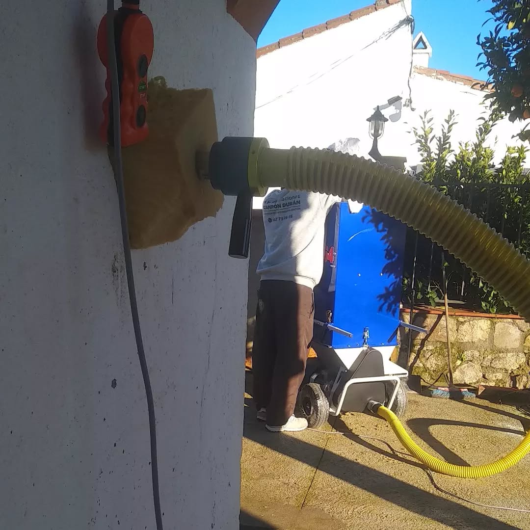 Insuflado de lana de roca en cámaras de aire. Total confort y ahorro para nuestr@s clientes.#ah