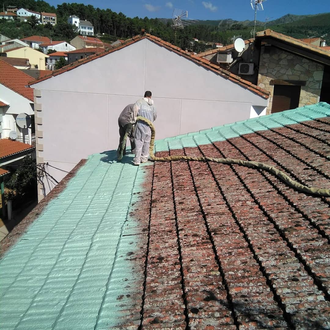 Proyección de #espuma de #poliuretano sobre teja y después protegida con #pintura #impermeabiliz (1)